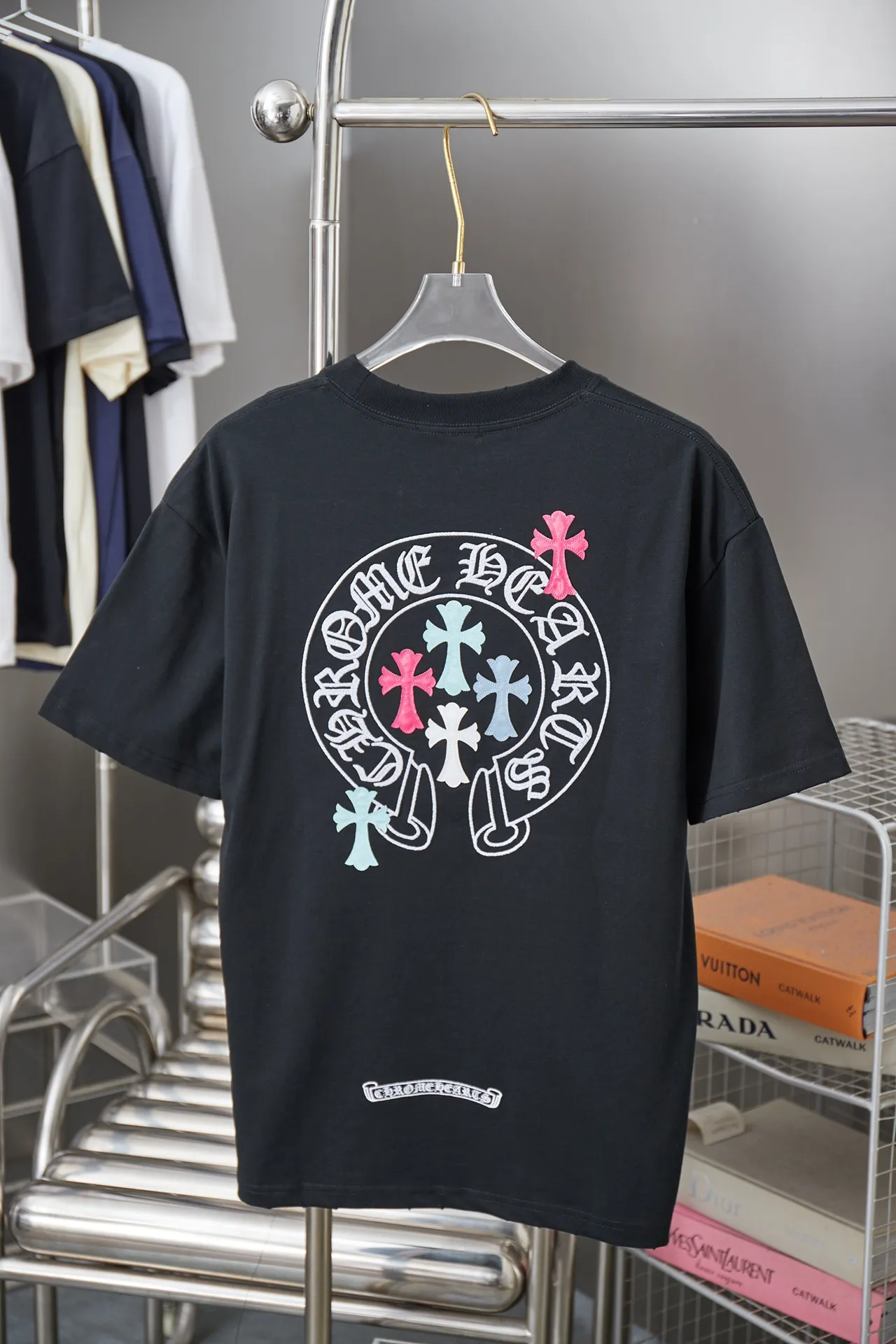 🅿️190 Ch*ome Hearte 25SS Early Spring New Style Embroidered Contrasting Cro Heart Label Short Sleeves Light Luxury Essential Item for Daily Commuting for Men and Women Correct Version Welcome to Compare Detailed Features · 320g 100% pure cotton double yarn jersey fabric · Custom dyed in the same cylinder, special thickened 32 pieces double-strand 1X1 thread · Imported Tajima machine embroidery tatami embroidery · Hand-embroidered leather tag hardware · Double-needle stitching and cross-stitch technology · Original main mark, washed tag, branded moisture-proof paper packaging Color: Black/White Size: S/M/L/XL